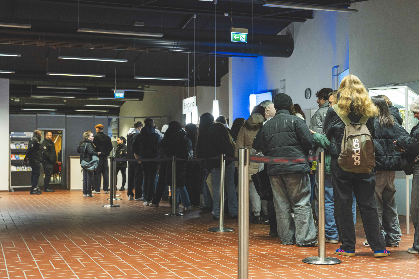 Warteschlange der Eislaufhalle Offenburg
