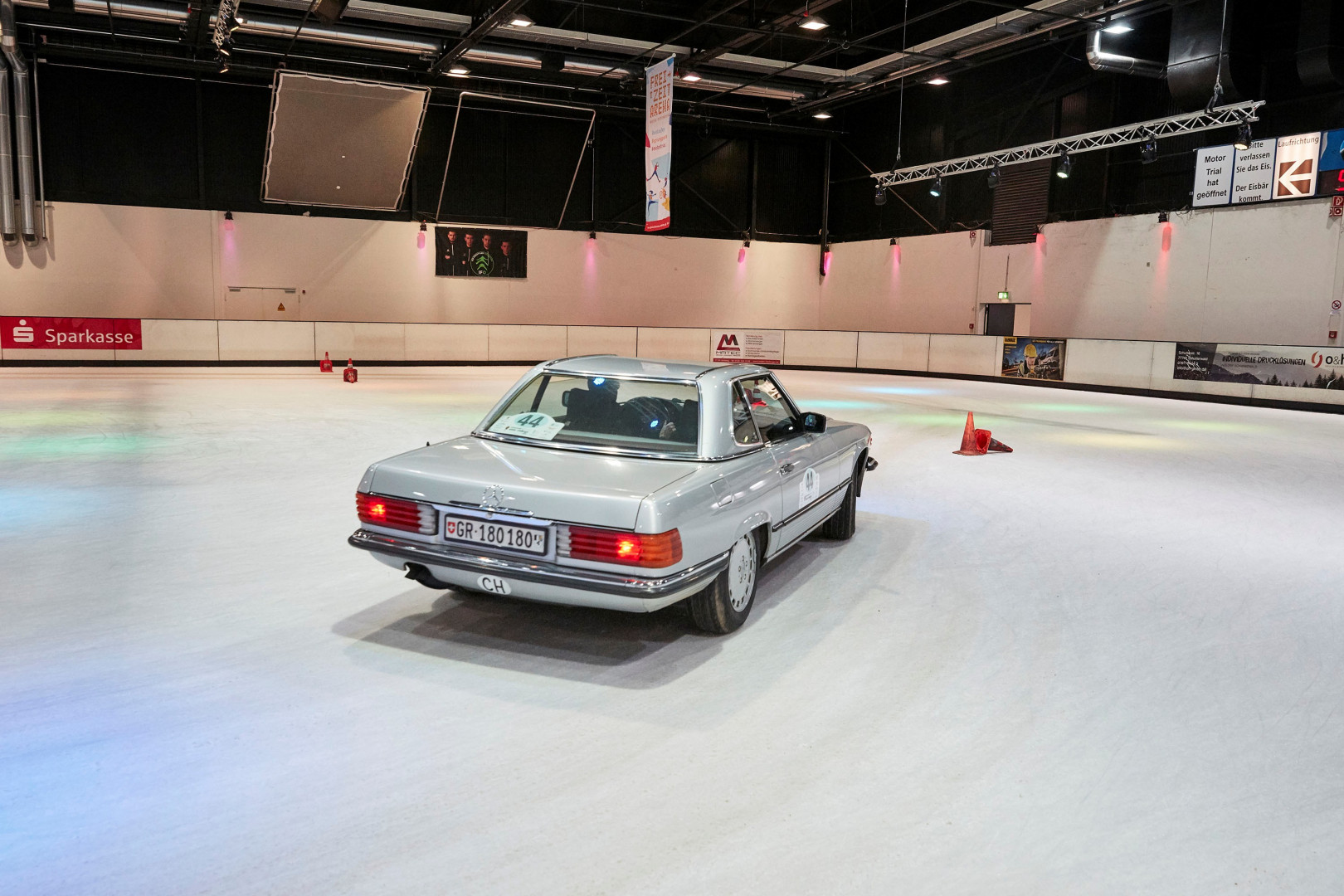 Ein grauer Mercedes mit Schweizer Kennzeichen auf dem Eis, von hinten gesehen